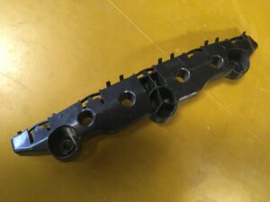 PRAWY ŚLIZG MOCOWANIE BŁOTNIKA TYŁ INFINITI Q30