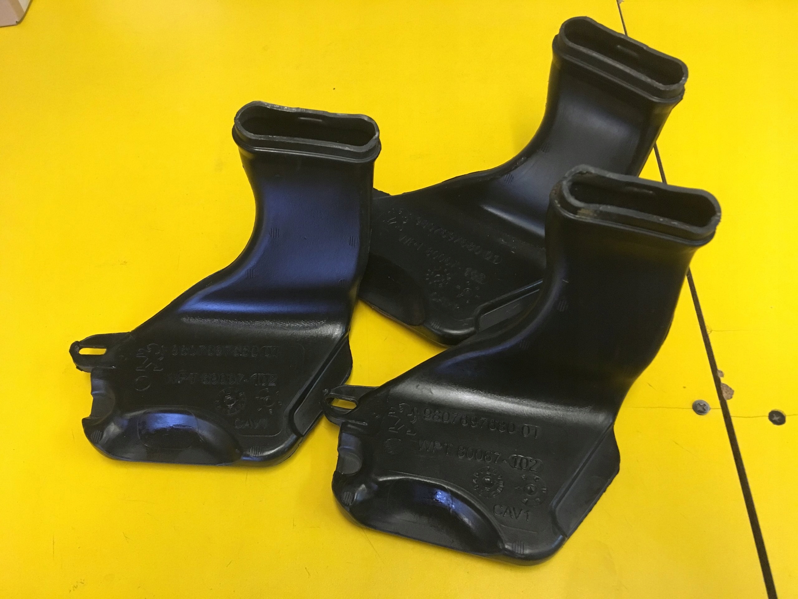 ODPŁYW PODSZYBIA PRAWY PEUGEOT 308 T9 9807697680