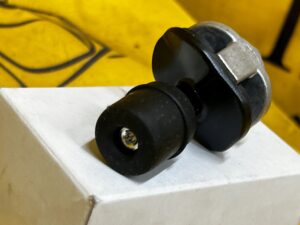 OGRANICZNIK POKRYWY BAGAŻNIKA LEWY BMW X5 E53 NOWY OEM