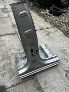 SŁUPEK B PRAWY ŚRODKOWY PRÓG DACIA SANDERO III 2021R