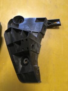 PRAWY ŚLIZG MOCOWANIE ZDERZAKA TYŁ INFINITI Q30