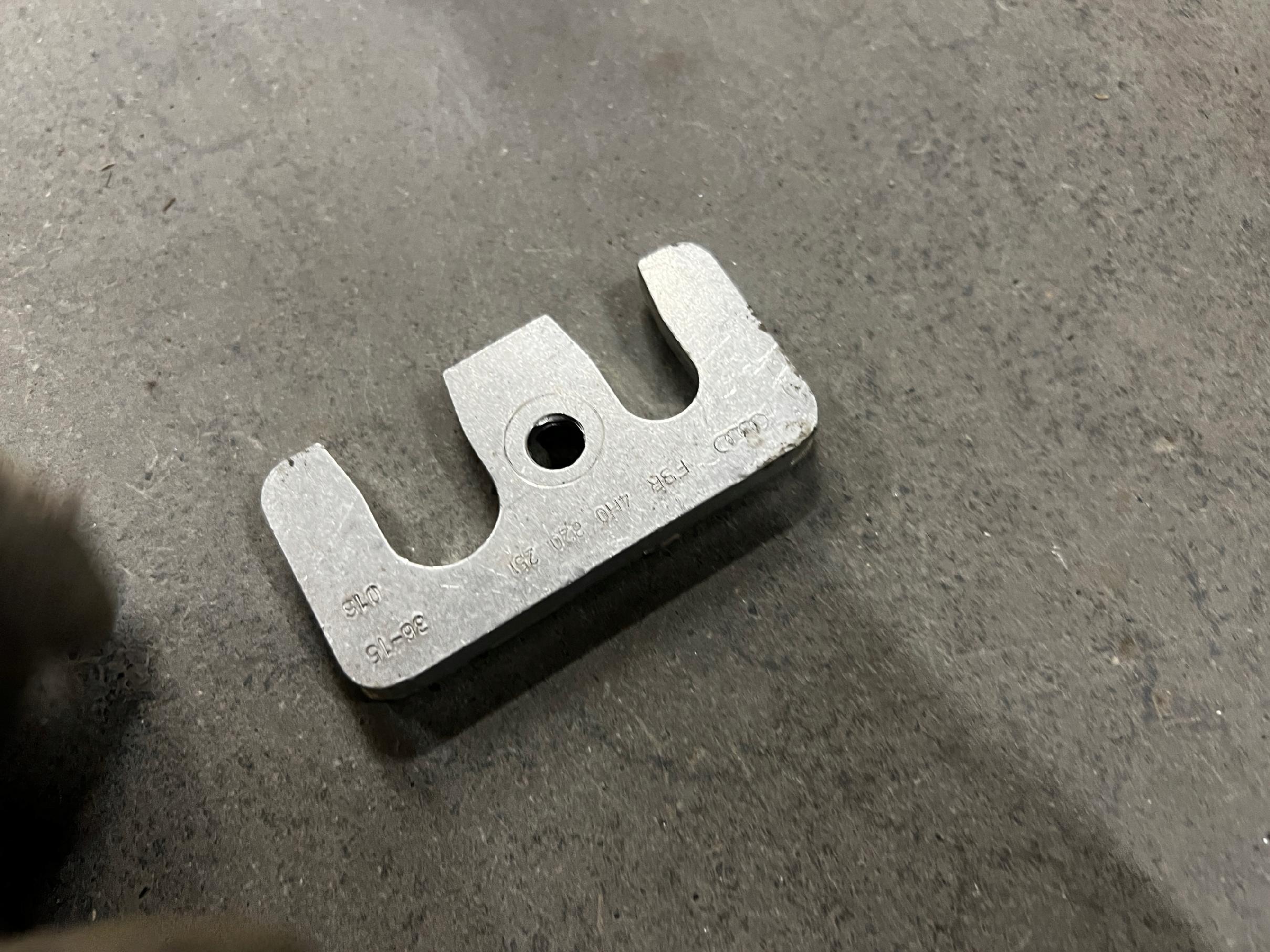 UCHWYT PRZEWODÓW WĘŻY WODY CHŁODZENIA AUDI A8 D4 4.0 TFSI