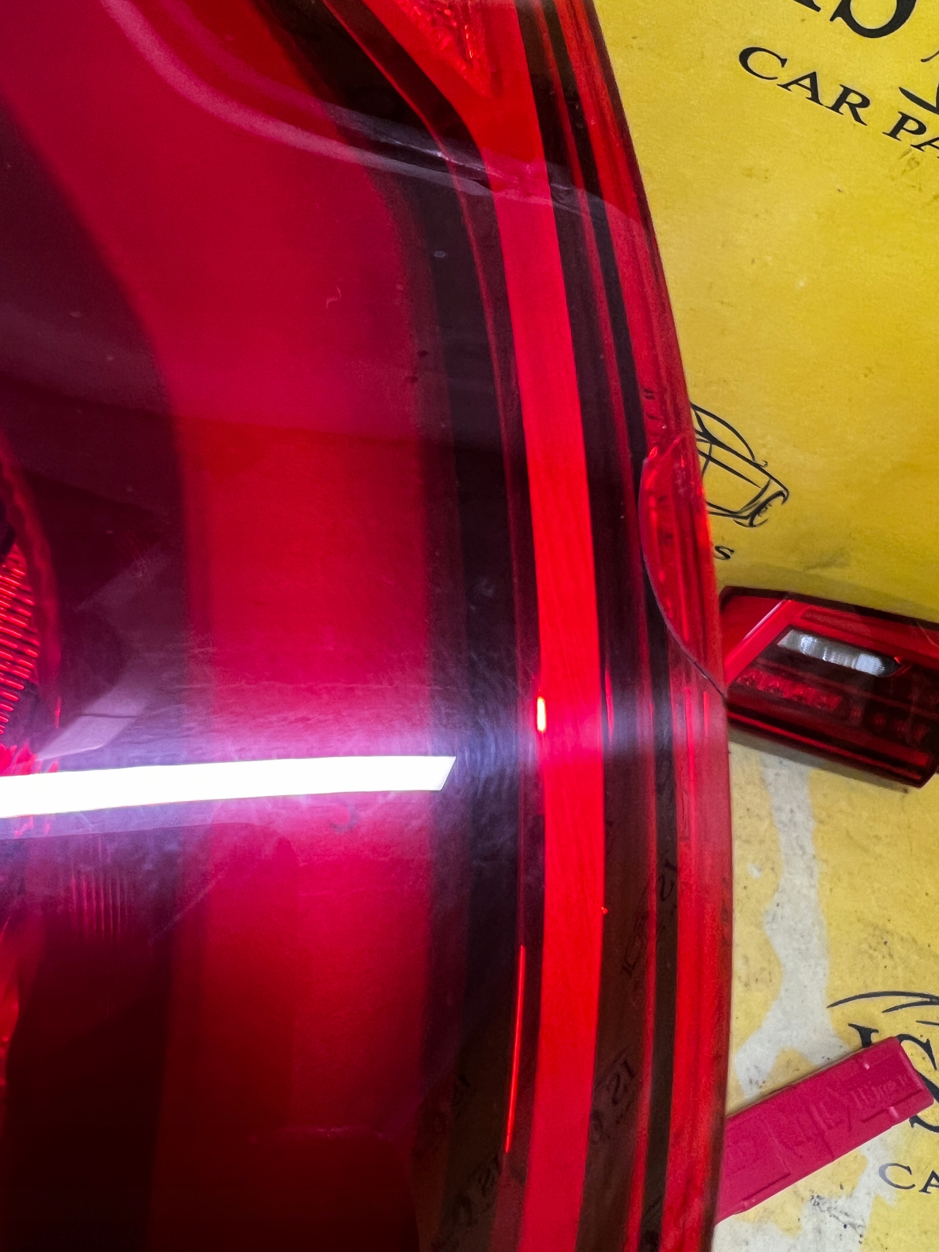 LAMPA TYLNA W BŁOTNIK PRAWA BMW G30 LEKKO PĘKNIĘTA
