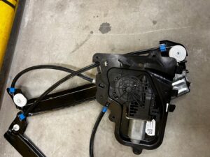 MECHANIZM PODNOŚNIK SILNIK SZYBY PRZÓD PRAWY TESLA MODEL 3 PRZEDLIFT