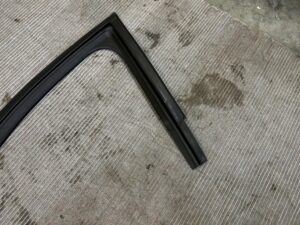 USZCZELKA PROWADNICA SZYBY DRZWI PRZÓD LEWY DACIA JOGGER