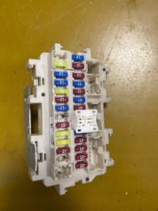 SKRZYNKA BEZPIECZNIKÓW INFINITI Q70 M M35H HYBRYDA