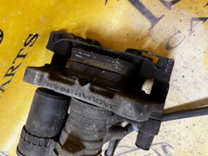 ZACISK HAMULCOWY TYŁ TYLNY LEWY RANGE ROVER EVOQUE II L551