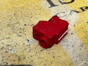 ZAŚLEPKA OSŁONA KLEMY DODATNIEJ MERCEDES E-KLASA W213 KOMBI