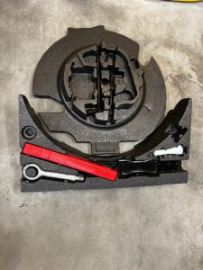 SKRZYNKA NARZĘDZIOWA WKŁAD KOŁA ZAPASOWEGO PODNOŚNIK RANGE ROVER VELAR L560