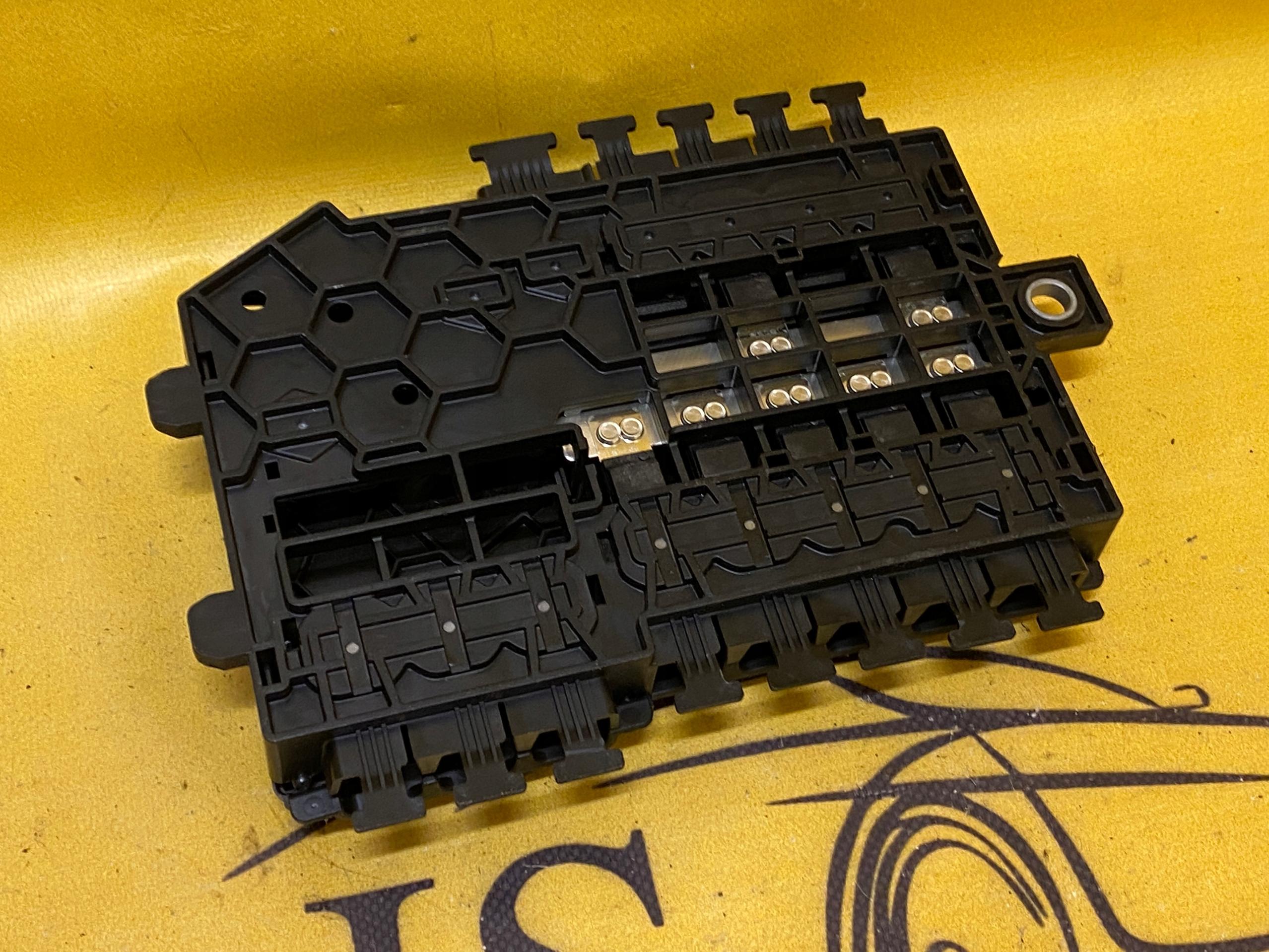 SKRZYNKA BEZPIECZNIKÓW MERCEDES W213 W257