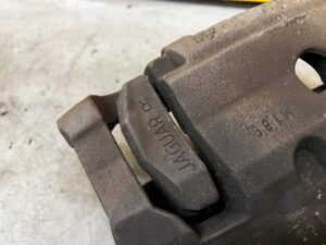 ZACISK HAMULCOWY PRZÓD PRAWY JAGUAR XJ X351