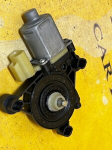 SILNICZEK SZYBY LEWYCH PRZEDNICH DRZWI FORD KUGA MK3 ESCAPE MK4 1.5 EB