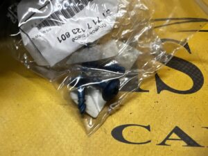 4 X ŚRUBA MOCUJĄCA OSŁONĘ DOLNĄ SILNIKA BMW 5 E60 7 F01 X5 E70 NOWA OEM