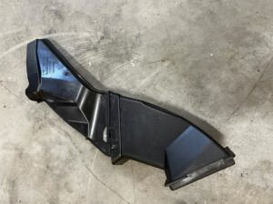 KANAŁ PRZEWÓD ODPŁYWU WODY Z PODSZYBIA PRAWY BMW 5 G30 G31 M5 F90