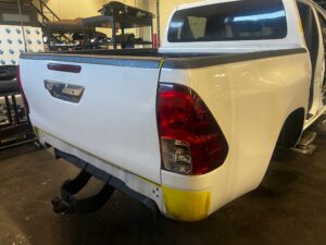 TOYOTA HILUX VIII 8 PAKA TYLNA BŁOTNIKI BURTA PAS TYLNY