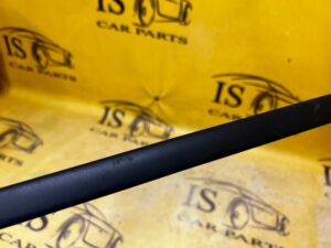 LISTWA SZYBY PRZÓD PRZEDNIEJ ZGARNIAJĄCA WODĘ LEWA SKODA SCALA