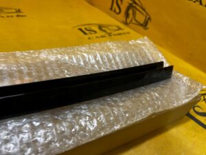 PROWADNICA SZYBY DRZWI TYŁ PRAWY PRAWA POŁYSK BMW 5 G30 M5 F90 NOWA OEM