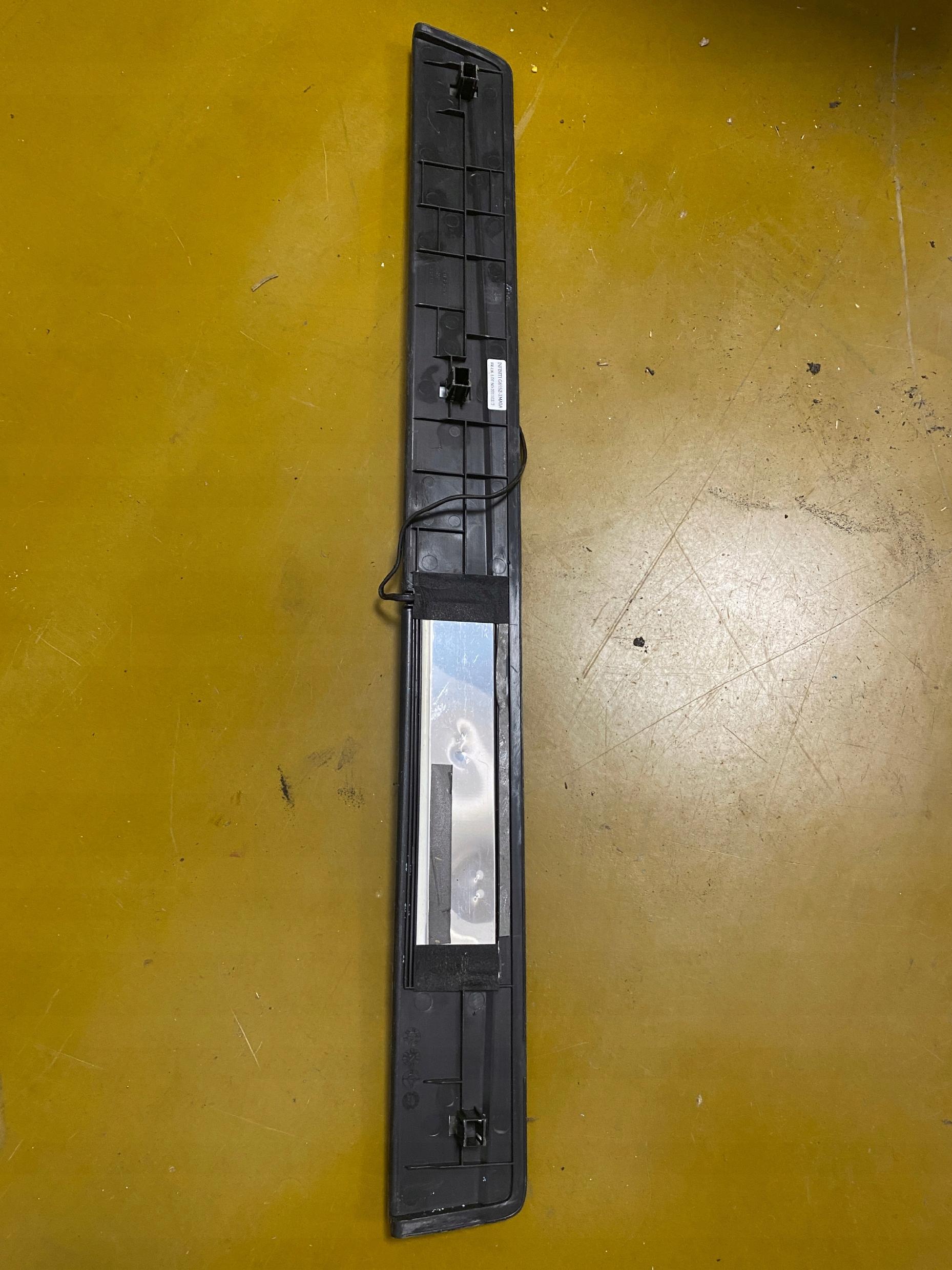 LISTWA PROGU DRZWI LED LEWY PRZÓD INFINITI Q70