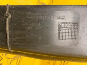 WYGŁUSZENIE BŁOTNIKA LEWY PRZÓD MERCEDES W257