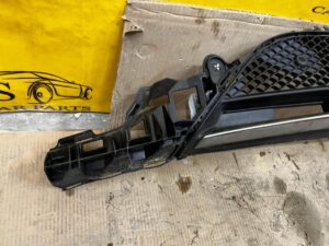 MERCEDES E KLASA 213 AMG KRATKA ZDERZAKA ŚRODKOWA