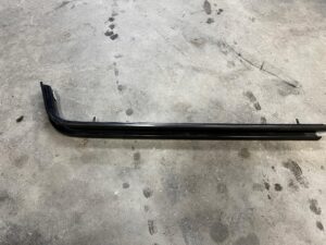 SZYNA PROWADNICA DRZWI PRZESUWNYCH ŚRODKOWA PRAWA DACIA DOKKER EU