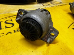 ŁAPA PODUSZKA WSPORNIK SILNIKA LEWA RANGE ROVER VELAR L560