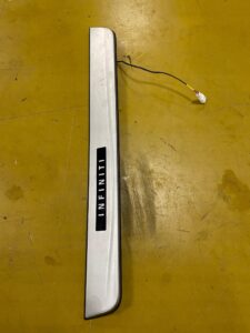 LISTWA PROGU DRZWI LED PRAWY PRZÓD INFINITI Q50