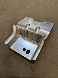 WSPORNIK MOCOWANIE BLACHA PRAWY PRAWE RANGE ROVER VELAR L560