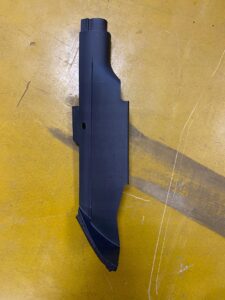 LEWA OSŁONA LISTWA BŁOTNIKA PRZÓD INFINITI Q50