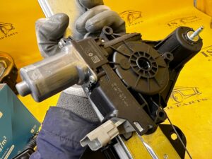 MECHANIZM PODNOŚNIK SZYBY DRZWI PRZÓD LEWY DACIA SANDERO III EU