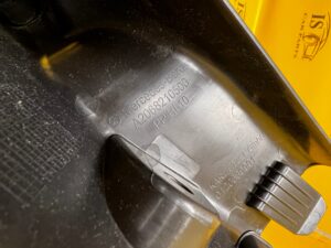 KOMPLET OSŁONY ZAWIASÓW KLAPY TYŁ BAGAŻNIKA MERCEDES C-KLASA W206