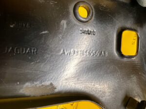 MOCOWANIE UCHWYT BŁOTNIKA PRZÓD LEWY POMPY WSPOMAGANIA JAGUAR XJ X351