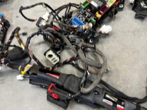 WIĄZKA INSTALACJA BEZPIECZNIKI KABINY INFINITI Q30