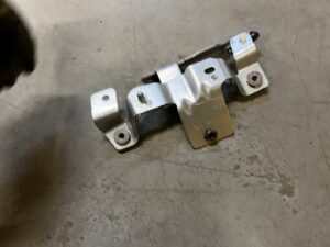 WSPORNIK MOCOWANIE PODSUFITKI LAND ROVER DISCOVERY 5 V L462