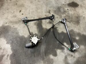 MECHANIZM PODNOŚNIK SZYBY DRZWI PRZÓD PRAWY CHEVROLET CORVETTE C5 97-04