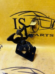 RYGIEL ZAMEK MASKI PRZÓD JAGUAR XJ X350 2003-2009