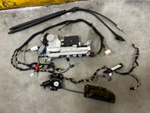 KOMPLET MECHANIZM KLAPY ELEKTRYCZNEJ BAGAŻNIKA PEUGEOT 508 I LIFT KOMBI SW