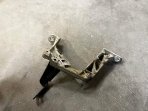 ŁAPA WSPORNIK SILNIKA DACIA DOKKER 1.5 BLUE DCI