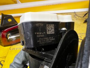 KLAPKA PORT ŁADOWANIA ODBLASK LAMPY TYŁ TYLNY LEWY TESLA MODEL 3 PRZEDLIFT