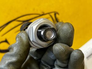 OGRANICZNIK POKRYWY BAGAŻNIKA PRAWY BMW X5 E53 NOWY OEM