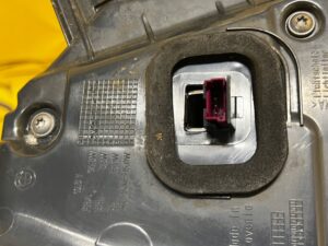 LAMPA TYLNA W BŁOTNIK PRAWA BMW G30 LEKKO PĘKNIĘTA