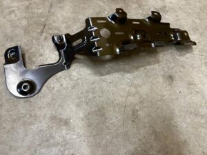 WSPORNIK BLACHA MOCOWANIE UCHWYT PRAWY LAND ROVER DISCOVERY 5 V L462