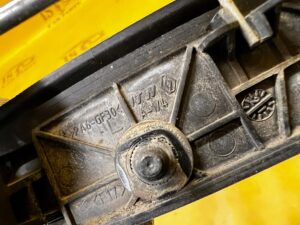 KLAMKA ZEWNĘTRZNA DRZWI PRZÓD LEWY DACIA DOKKER