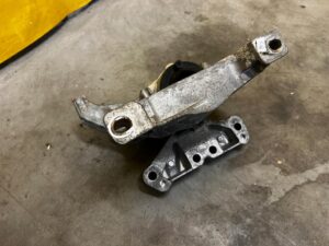 ŁAPA MOCOWANIE PODUSZKA SILNIKA CITROEN PEUGEOT 1.6 THP