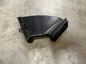 KANAŁ PRZEWÓD ODPŁYWU WODY Z PODSZYBIA LEWY BMW 5 G30 G31 M5 F90