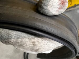 USZCZELKA GUMA PODSZYBIA MASKI RANGE ROVER VELAR L560