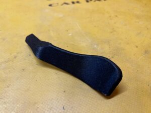 OSŁONA ZAWIASU MASKI POKRYWY SILNIKA LEWA AUDI A6 C7