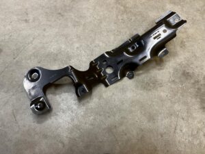 WSPORNIK BLACHA MOCOWANIE UCHWYT PRAWY LAND ROVER DISCOVERY 5 V L462