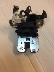 ZAMEK TYLNEJ KLAPY AUDI A3 A6 A8 TT 4H0827505
