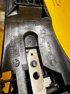 ZAMEK DRZWI TYŁ PRAWY 6 PIN PEUGEOT 3008 II